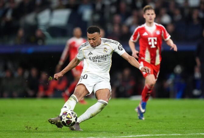 Kylian Mbappé von Real Madrid spielt einen Pass im Viertelfinal-Hinspiel der UEFA Champions League 2025/26 zwischen Real Madrid CF und dem FC Bayern München im Estadio Santiago Bernabéu in Madrid am 7. April 2026. Angel Martinez / Getty Images