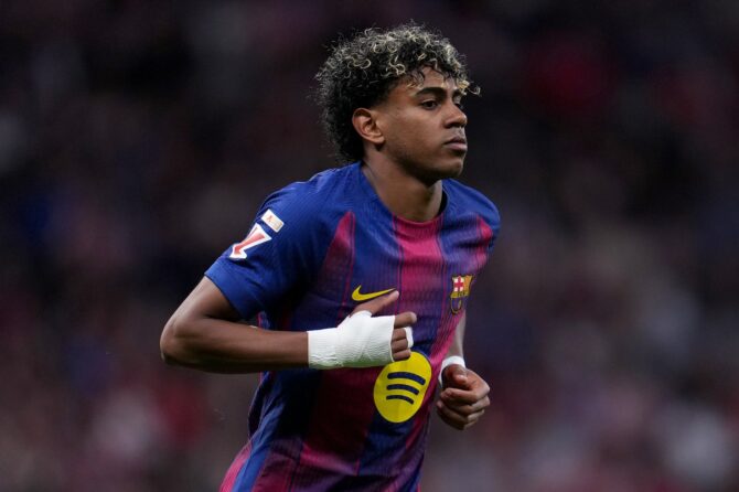 Lamine Yamal vom FC Barcelona beobachtet am 4. April 2026 im Riyadh Air Metropolitano in Madrid das Spielgeschehen beim LaLiga-Duell gegen Atlético de Madrid. Der spanische Flügelspieler stand in der Startelf der Katalanen. Foto: Aitor Alcalde / Getty Images Europe