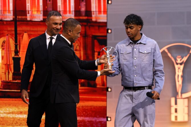 Lamine Yamal vom FC Barcelona wird von Laureus-Akademie-Mitglied Cafu (Brasilien) und Ruud Gullit (Niederlande) beglückwünscht, nachdem der junge Spanier den Laureus World Young Sportsperson of the Year Award gewonnen hat. Die Preisverleihung der Laureus World Sports Awards 2026 fand am 20. April 2026 in Madrid statt. (Pablo Cuadra / Getty Images for Laureus)