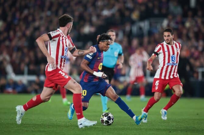 Lamine Yamal vom FC Barcelona im Zweikampf mit Matteo Ruggeri von Atlético Madrid im Viertelfinal-Hinspiel der UEFA Champions League 2025/26 im Estadi Olímpic Lluís Companys in Barcelona am 8. April 2026. Eric Alonso / Getty Images