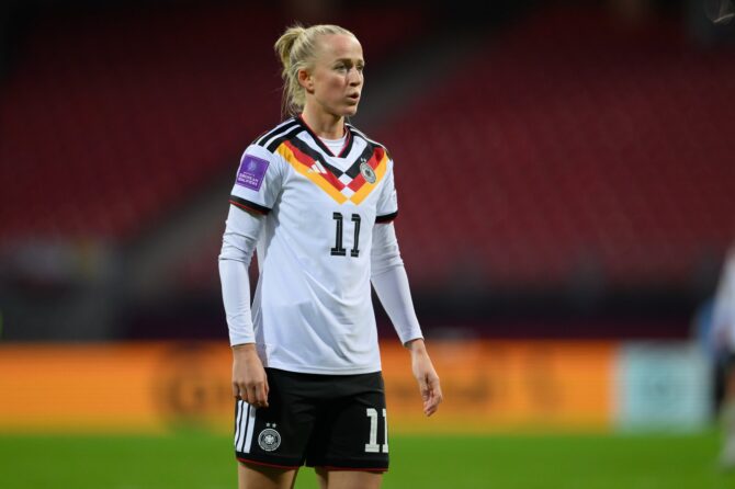 Lea Schüller, Stürmerin der deutschen Frauennationalmannschaft, zeigt am 14. April 2026 im Max-Morlock-Stadion in Nürnberg ihre Emotionen beim WM-Qualifikationsspiel für die FIFA Frauen-WM 2027 gegen Österreich. (Christian Kaspar-Bartke / Getty Images)