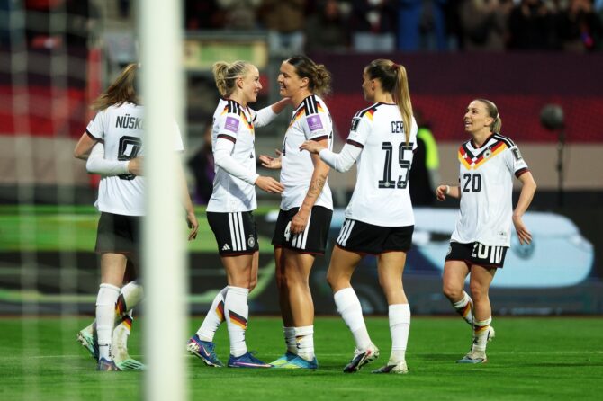 Lea Schüller feiert ihr fünftes Tor beim WM-Qualifikationsspiel gegen Österreich mit Sjoeke Nüsken, Franziska Kett und weiteren Mitspielerinnen im Max-Morlock-Stadion in Nürnberg am 14. April 2026. Foto: Adam Pretty / Getty Images