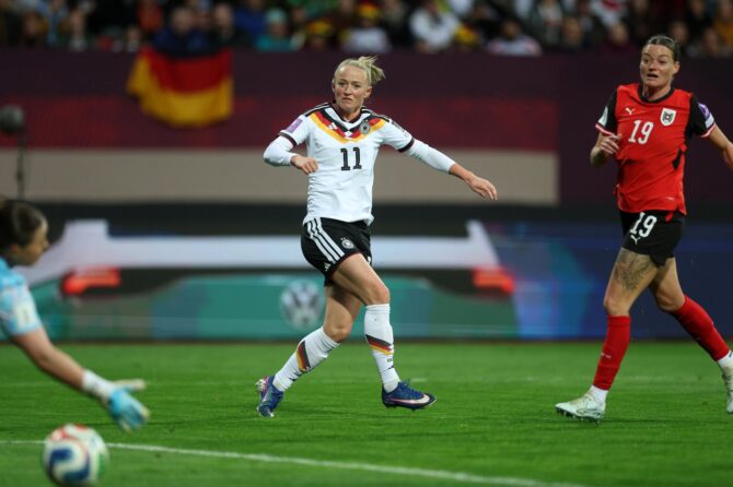 Lea Schüller (#11) erzielt das 5:0 für die deutsche Frauennationalmannschaft im WM-Qualifikationsspiel gegen Österreich im Max-Morlock-Stadion in Nürnberg am 14. April 2026. Foto: Adam Pretty / Getty Images
