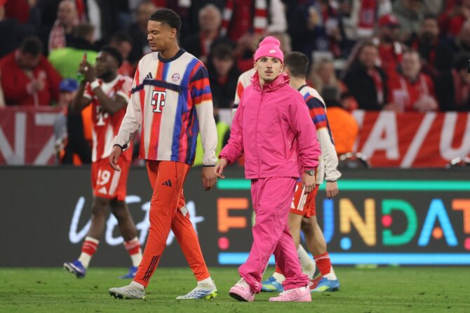 Lennart Karl vom FC Bayern München verlässt nach dem Sieg im UEFA-Champions-League-Viertelfinalrückspiel gegen Real Madrid CF am 15. April 2026 in der Football Arena München den Rasen. Der junge Torhüter des deutschen Rekordmeisters war Teil des Kaders, der die Münchner ins Halbfinale schoss. (Lars Baron / Getty Images)