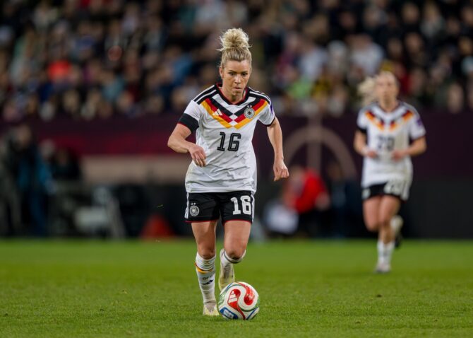 Linda Dallmann von der deutschen Frauennationalmannschaft im Einsatz beim WM-Qualifikationsspiel zur FIFA Frauen-WM 2027 zwischen Deutschland und Slowenien im Rudolf-Harbig-Stadion am 3. März 2026 in Dresden. Foto: Thomas Eisenhuth / Getty Images