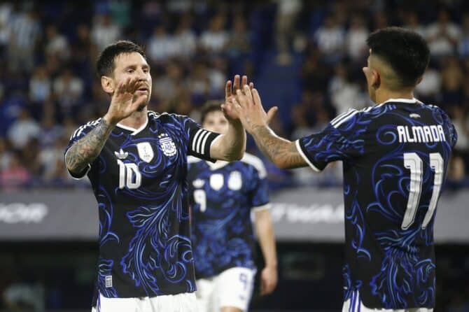 Lionel Messi von Argentinien begrüßt Thiago Almada beim Länderspiel gegen Sambia am 31. März 2026 im Estadio Alberto J. Armando in Buenos Aires. (Foto: Marcos Brindicci / Getty Images)