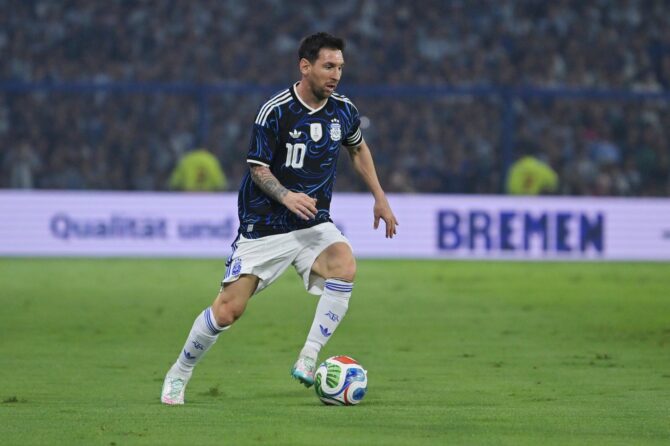 Lionel Messi von Argentinien am Ball beim Länderspiel gegen Sambia am 31. März 2026 im Estadio Alberto J. Armando in Buenos Aires. (Foto: Marcelo Endelli / Getty Images)