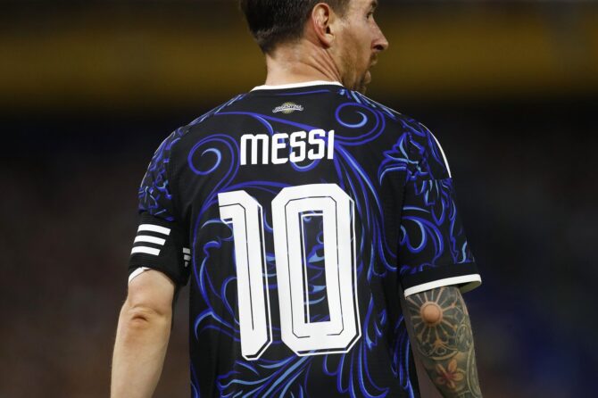 Lionel Messi von Argentinien beobachtet das Spielgeschehen beim Länderspiel gegen Sambia am 31. März 2026 im Estadio Alberto J. Armando in Buenos Aires. (Foto: Marcos Brindicci / Getty Images)