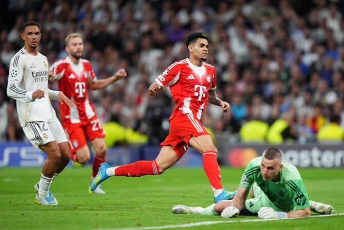 Luis Díaz vom FC Bayern München bejubelt sein Tor zum 1:0 beim Hinspiel des UEFA Champions League Viertelfinals 2025/26 zwischen Real Madrid CF und dem FC Bayern München am 7. April 2026 im Estadio Santiago Bernabéu in Madrid. Angel Martinez / Getty Images Europe via Getty Images