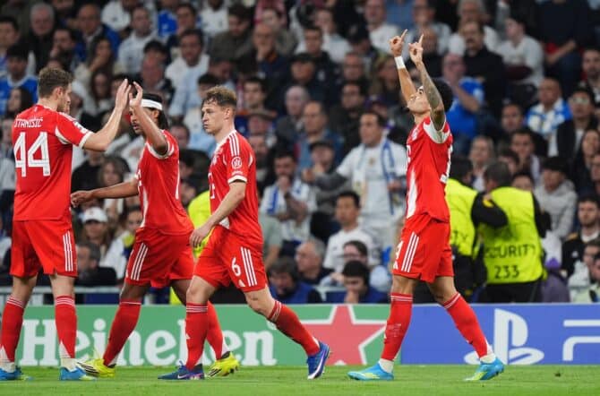 Luis Díaz vom FC Bayern München bejubelt sein Tor zum 1:0 mit seinen Mannschaftskollegen beim Hinspiel des UEFA Champions League Viertelfinals 2025/26 zwischen Real Madrid CF und dem FC Bayern München am 7. April 2026 im Estadio Santiago Bernabéu in Madrid. Angel Martinez / Getty Images Europe via Getty Images