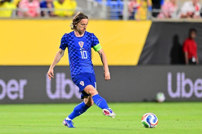Luka Modrić von Kroatien am Ball beim Länderspiel gegen Brasilien am 31. März 2026 im Camping World Stadium in Orlando, Florida. (Foto: Julio Aguilar / Getty Images)