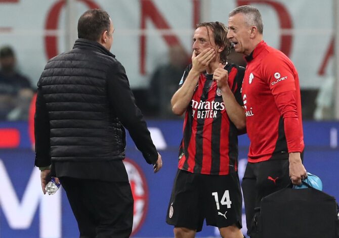 Luka Modric musste beim Serie-A-Spiel zwischen AC Milan und Juventus FC am 26. April 2026 im Giuseppe-Meazza-Stadion in Mailand verletzt vom Platz getragen werden. Medizinisches Personal eilte dem AC-Milan-Mittelfeldspieler zu Hilfe, nachdem er zu Boden gegangen war. Marco Luzzani / Getty Images Europe via Getty Images