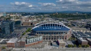 Luftaufnahme des Lumen Field in Seattle, Washington, aufgenommen im September 2023. Das markante Stadion mit seinem charakteristischen blauen Dach liegt im Herzen der Stadt und ist Heimspielstätte der Seattle Seahawks aus der NFL. Das Lumen Field ist einer der Austragungsorte der FIFA Fußball-Weltmeisterschaft 2026. (Copyright Depositphotos.com)