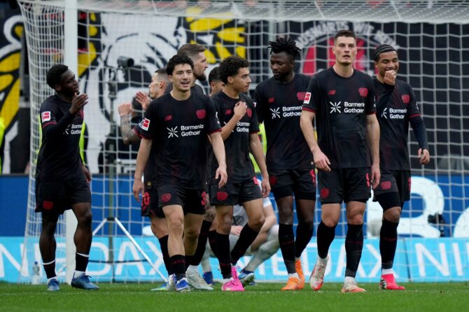 Malik Tillman von Bayer 04 Leverkusen bejubelt mit seinen Teamkollegen seinen Treffer zum 6:0 im Bundesliga-Spiel gegen den VfL Wolfsburg am 4. April 2026 in der BayArena in Leverkusen. Foto: Pau Barrena / Getty Images