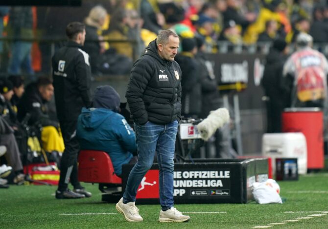 FC-Augsburg-Trainer Manuel Baum steht mit gesenktem Blick niedergeschlagen an der Seitenlinie beim Bundesligaspiel bei Borussia Dortmund am 14. März 2026 im Signal Iduna Park. Fabio Deinert / Getty Images