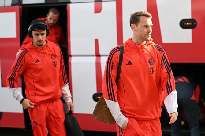 Manuel Neuer vom FC Bayern München betritt das Millerntor-Stadion vor dem Bundesliga-Auswärtsspiel bei FC St. Pauli am 11. April 2026 in Hamburg. Foto: Stuart Franklin / Getty Images
