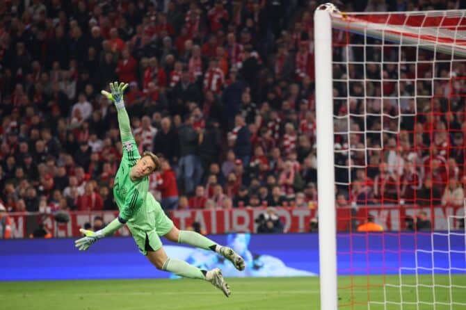 FC-Bayern-Torhüter Manuel Neuer sieht hilflos zu, wie ein Schuss von Reals Vinicius Junior im UEFA-Champions-League-Viertelfinalrückspiel am 15. April 2026 in der Football Arena München an den Querbalken prallt. (Alex Grimm / Getty Images)