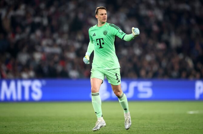 Manuel Neuer bejubelt das zweite Bayern-Tor, das Dayot Upamecano erzielt hat, im Halbfinal-Hinspiel der UEFA Champions League 2025/26 zwischen Paris Saint-Germain und dem FC Bayern München am 28. April 2026 im Parc des Princes. Alex Grimm / Getty Images Europe via Getty Images