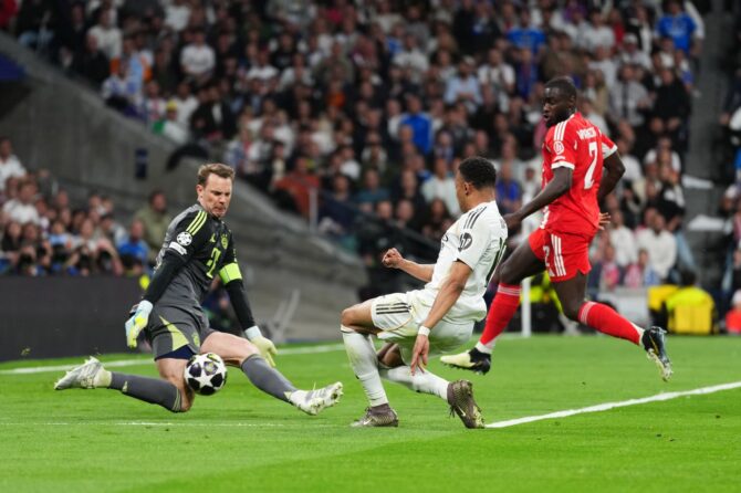 Manuel Neuer pariert im Champions-League-Viertelfinale-Hinspiel am 7. April 2026 im Estadio Santiago Bernabéu in Madrid einen Schuss von Kylian Mbappé. Der FC-Bayern-Torwart streckte sich im Eins-gegen-eins gegen den Real-Madrid-Star und verhinderte einen weiteren Gegentreffer. Aitor Alcalde / Getty Images