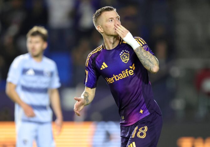 Marco Reus bejubelt seinen Treffer für LA Galaxy gegen Sporting Kansas City. Der deutsche Mittelfeldspieler traf am 14. März 2026 im Dignity Health Sports Park in Carson, Kalifornien, und sorgte damit für Jubel bei den Gastgebern. Ronald Martinez / Getty Images