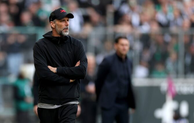 RB-Leipzig-Trainer Marco Rose verfolgt mit verschränkten Armen das Bundesliga-Spiel bei Borussia Mönchengladbach am 29. März 2025 im Borussia-Park. Der Coach beobachtete das Geschehen auf dem Rasen konzentriert. (Lars Baron / Getty Images)