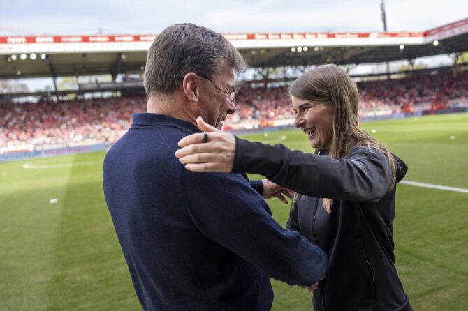 Union Berlins Trainerin Marie-Louise Eta begrüßt herzlich den gegnerischen Trainer vor dem Bundesliga-Heimspiel an der Alten Försterei gegen den VfL Wolfsburg 2026 – eine seltene Begegnung zweier Cheftrainer auf Augenhöhe in der Bundesliga. (Getty Images)