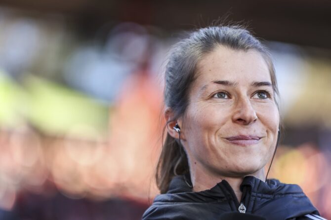 Marie-Louise Eta, Interimstrainerin von 1. FC Union Berlin, gibt vor dem Bundesliga-Heimspiel gegen SV Darmstadt 98 in der Alten Försterei am 28. Januar 2024 in Berlin ein Interview. Foto: Maja Hitij / Getty Images
