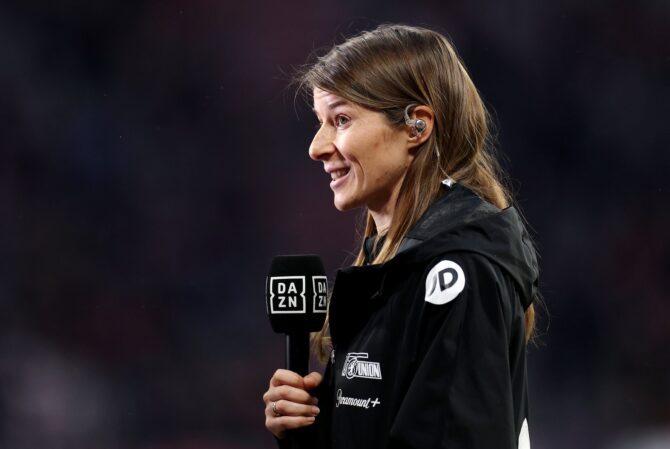 Marie-Louise Eta, Co-Trainerin von 1. FC Union Berlin, spricht vor dem Bundesliga-Spiel zwischen RB Leipzig und 1. FC Union Berlin in der Red Bull Arena am 4. Februar 2024 in Leipzig mit den Medien. Foto: Maja Hitij / Getty Images