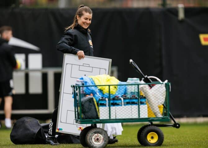Marie-Louise Eta leitet als erste Cheftrainerin der Bundesliga-Geschichte am 14. April 2026 in Berlin eine Trainingseinheit von 1. FC Union Berlin. Der Verein hatte die 34-Jährige als historische Personalie zur Cheftrainerin im deutschen Männer-Profifußball ernannt. (Reinaldo Coddou H. / Getty Images)