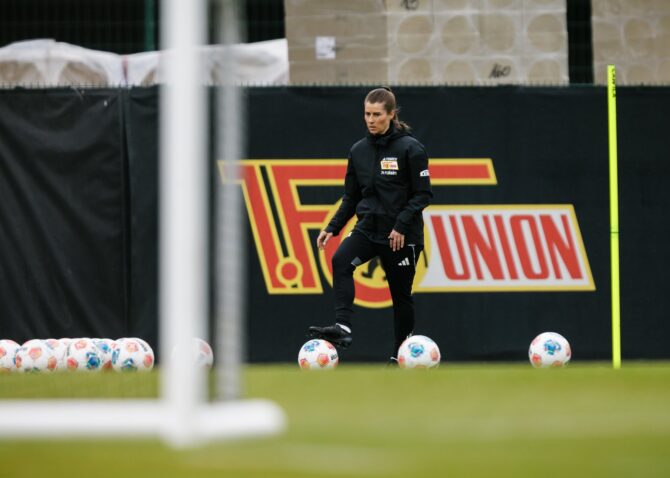 Marie-Louise Eta leitet am 14. April 2026 eine Trainingseinheit von 1. FC Union Berlin in Berlin. Die gebürtige Kamerunerin ist als erste Frau überhaupt Cheftrainerin in der Geschichte der Fußball-Bundesliga – ein historischer Meilenstein für den deutschen Fußball. (Reinaldo Coddou H. / Getty Images)