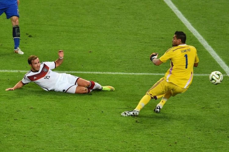 Mario Götze macht durch das Tor zum 1:0 im WM-Finale Deutschland zum Weltmeister! Torwart Sergio Romero ist geschlagen! Im Maracana Stadium in Rio de Janeiro wird Deutschland am 13. Juli 2014 zum vierten Mal Fußball Weltmeister! (Foto AFP)