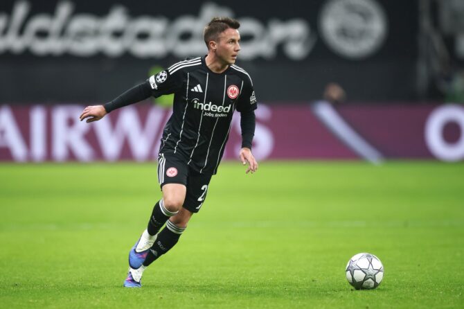Mario Götze von Eintracht Frankfurt nimmt den Ball an im Champions-League-Gruppenspiel der Saison 2025/26 gegen Tottenham Hotspur am 28. Januar 2026 im Frankfurter Stadion. Alex Grimm / Getty Images