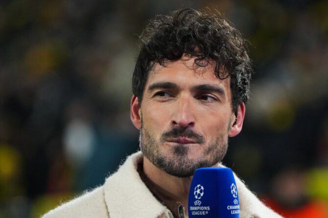 Mats Hummels, ehemaliger Spieler von Borussia Dortmund, gibt am 17. Februar 2026 im BVB Stadion Dortmund vor dem Hinspiel des UEFA Champions League Play-off 2025/26 zwischen Borussia Dortmund und Atalanta BC ein Interview. Pau Barrena / Getty Images Europe via Getty Images