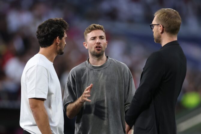 Die ehemaligen deutschen Nationalspieler Mats Hummels, Per Mertesacker und Christoph Kramer unterhalten sich am 4. Juni 2025 in der Munich Football Arena vor dem Halbfinale der UEFA Nations League 2025 zwischen Deutschland und Portugal. Lars Baron / Getty Images Europe via Getty Images