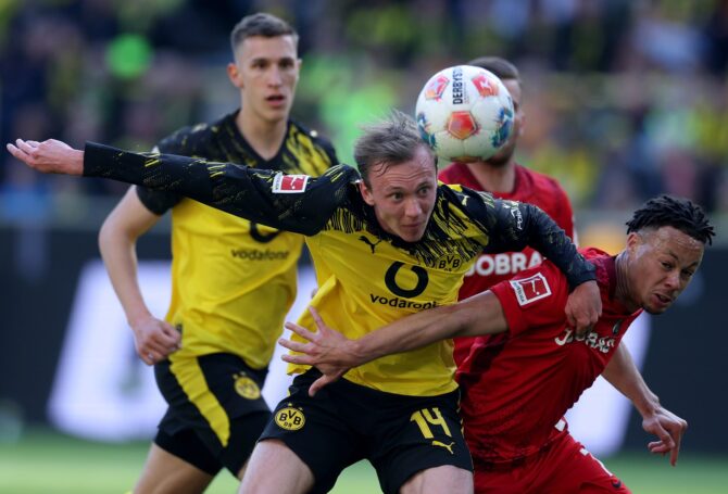 Maximilian Beier von Borussia Dortmund setzt sich im Zweikampf mit Derry Scherhant vom SC Freiburg auseinander. Die Szene ereignete sich am 26. April 2026 im Signal Iduna Park in Dortmund beim Bundesligaspiel zwischen dem BVB und Freiburg. Lars Baron / Getty Images
