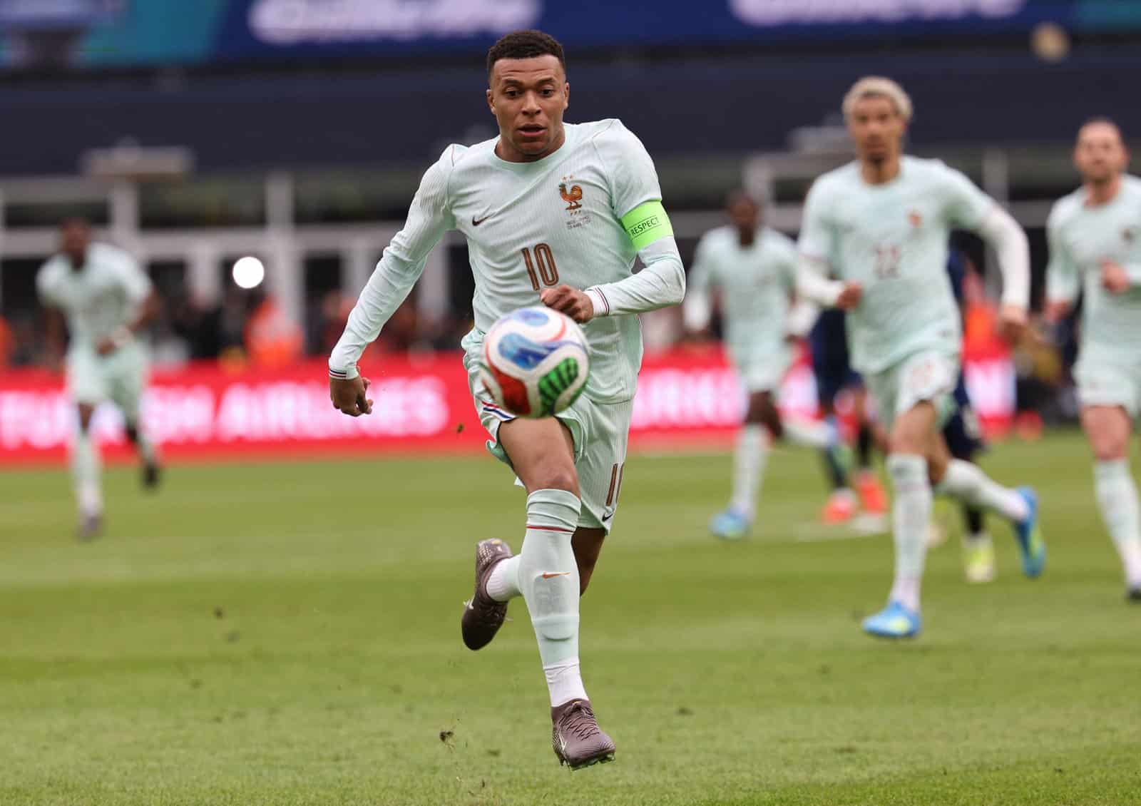 Kylian Mbappé, Stürmer der französischen Nationalmannschaft, läuft mit dem Ball im Testspiel zwischen Brasilien und Frankreich im Gillette Stadium in Foxborough, Massachusetts, am 26. März 2026. Das Bild zeigt Mbappé im neuen Auswärtstrikot Frankreichs vor der WM 2026. (Photo by FRANCK FIFE / AFP)