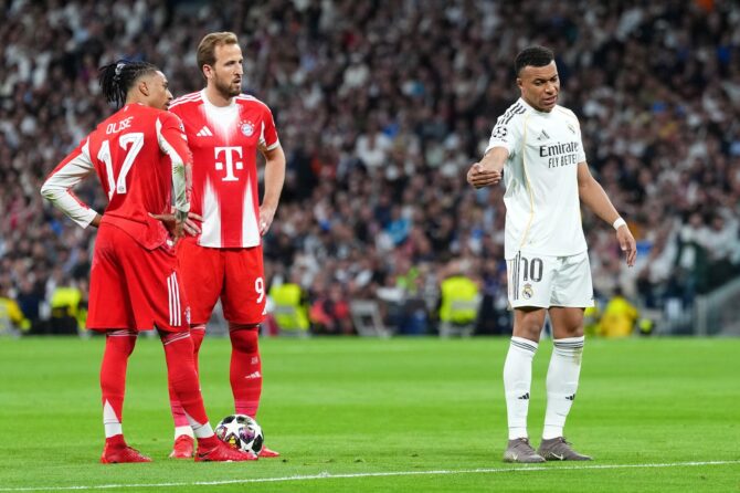 Kylian Mbappé von Real Madrid gestikuliert, während Harry Kane und Michael Olise vom FC Bayern München beim Hinspiel des UEFA Champions League Viertelfinals 2025/26 zwischen Real Madrid CF und dem FC Bayern München am 7. April 2026 im Estadio Santiago Bernabéu in Madrid zuschauen. Angel Martinez / Getty Images Europe via Getty Images