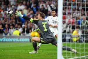 Kylian Mbappé von Real Madrid versucht, Manuel Neuer vom FC Bayern München zu überwinden, beim Hinspiel des UEFA Champions League Viertelfinals 2025/26 zwischen Real Madrid CF und dem FC Bayern München am 7. April 2026 im Estadio Santiago Bernabéu in Madrid. Angel Martinez / Getty Images Europe via Getty Images