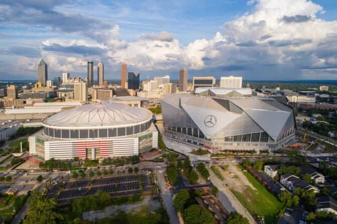 Das Mercedes-Benz Stadium in Atlanta aus der Vogelperspektive – die futuristische Multifunktionsarena mit dem markanten Faltdach und dem Mercedes-Stern zählt zu den modernsten Stadien der Welt und ist einer der Austragungsorte der FIFA Fußball-Weltmeisterschaft 2026 in den USA. (Copyright Depositphotos.com)