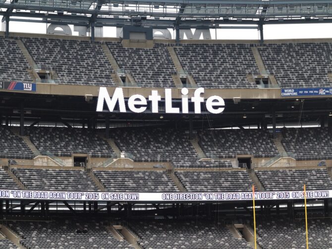 Blick auf die Tribünen und das markante MetLife-Schriftzug im Inneren des MetLife Stadium in East Rutherford, New Jersey – Austragungsort der FIFA Fußball-Weltmeisterschaft 2026. Das Stadion ist gemeinsame Heimspielstätte der New York Giants und der New York Jets aus der NFL. (Copyright Depositphotos.com)