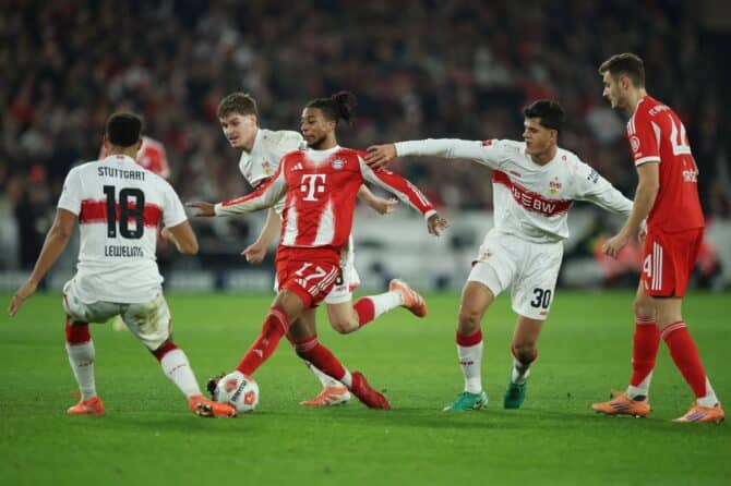 Michael Olise vom FC Bayern München wird am 6. Dezember 2025 in der MHPArena in Stuttgart im Bundesligaduell von Jamie Leweling und Chema Andrés vom VfB Stuttgart unter Druck gesetzt. (Alex Grimm / Getty Images)