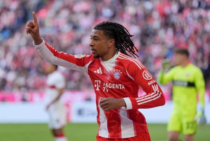 Michael Olise vom FC Bayern München bejubelt einen Treffer im Bundesliga-Heimspiel gegen den VfB Stuttgart am 19. April 2026 in der Allianz Arena – der französische Flügelspieler reckt den Zeigefinger in die Höhe und sieht sichtlich zufrieden aus. Leonhard Simon / Getty Images