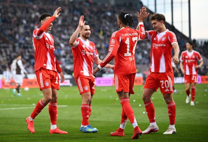 Michael Olise vom FC Bayern München bejubelt mit seinen Teamkollegen seinen Treffer zum 3:0 im Bundesliga-Spiel beim FC St. Pauli im Millerntor-Stadion in Hamburg am 11. April 2026. Foto: Stuart Franklin / Getty Images Europe via Getty Images