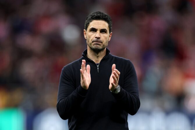 Mikel Arteta, Cheftrainer des FC Arsenal, applaudiert seinen Fans nach dem Halbfinal-Hinspiel der UEFA Champions League 2025/26 zwischen Atlético de Madrid und dem FC Arsenal im Metropolitano-Stadion in Madrid am 29. April 2026. (Dan Mullan / Getty Images)