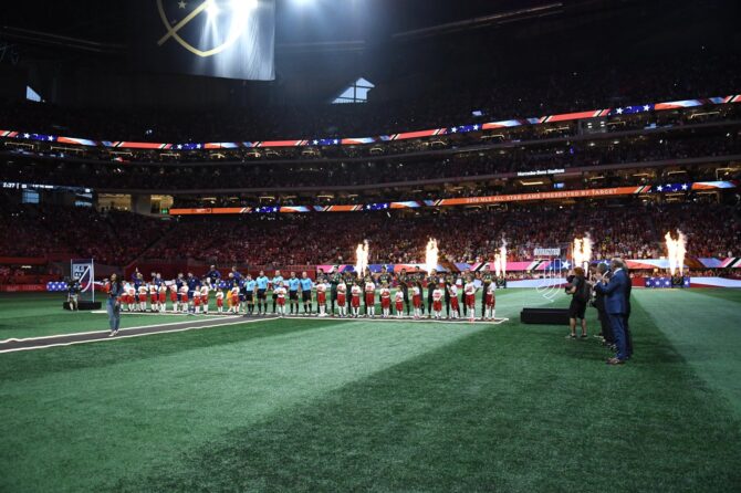 Im vollbesetzten Mercedes-Benz Stadium in Atlanta versammeln sich die Teams beim MLS All-Star Game 2024 auf dem Rasen – begleitet von Flammeneffekten und stimmungsvollem Lichtspektakel bot die Arena eine beeindruckende Kulisse für das Highlight-Event des amerikanischen Profifußballs. (Copyright Depositphotos.com)