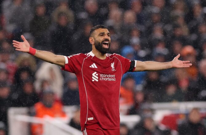 Mohamed Salah von Liverpool reckt die Arme aus und appelliert an das Publikum auf der Anfield Road. Im Champions-League-Viertelfinale-Rückspiel gegen Paris Saint-Germain am 14. April 2026 war der ägyptische Stürmer einmal mehr das Gesicht des FC Liverpool. Foto: Carl Recine / Getty Images