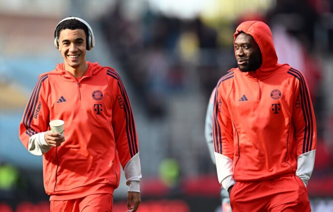 Jamal Musiala und Alphonso Davies vom FC Bayern München beim Betreten des Millerntor-Stadions vor dem Bundesliga-Spiel gegen den FC St. Pauli in Hamburg am 11. April 2026. Foto: Stuart Franklin / Getty Images Europe via Getty Images