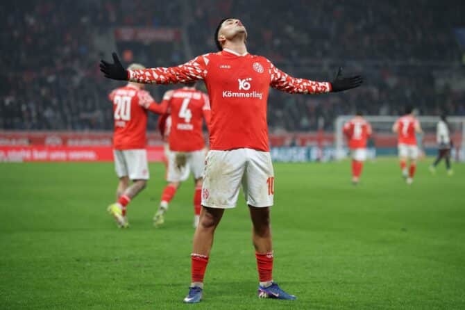 Nadiem Amiri von 1. FSV Mainz 05 jubelt mit ausgebreiteten Armen nach seinem Tor zur Führung im Bundesligaspiel gegen den Hamburger SV am 20. Februar 2026 in der MEWA Arena in Mainz. Alex Grimm / Getty Images
