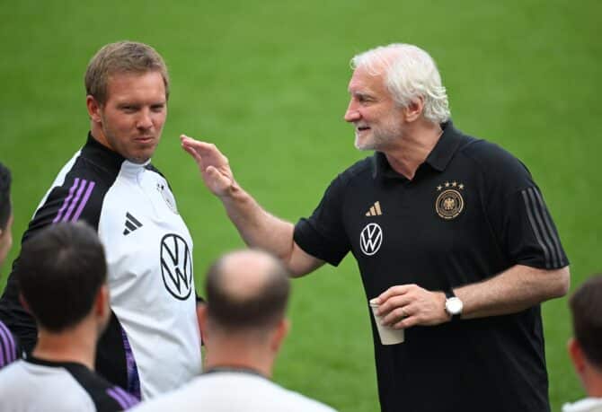 Bundestrainer Julian Nagelsmann und Nationalmannschaftsdirektor Rudi Völler im Gespräch beim Training der deutschen Fußball-Nationalmannschaft am 6. September 2025 im RheinEnergieStadion in Köln. (Stuart Franklin / Getty Images)