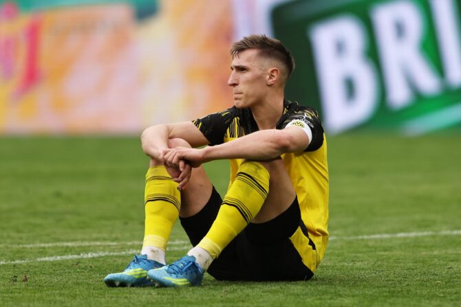 Nico Schlotterbeck von Borussia Dortmund blickt nach dem Abpfiff niedergeschlagen beim Bundesliga-Heimspiel gegen Bayer 04 Leverkusen im Signal Iduna Park am 11. April 2026 in Dortmund. Foto: Christof Koepsel / Getty Images